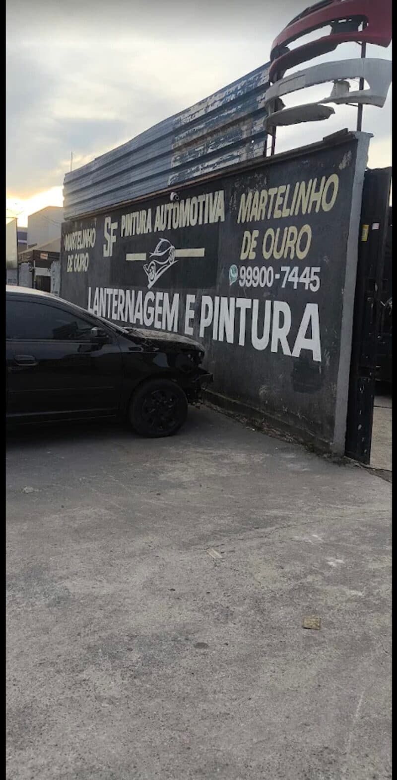 Fachada da oficina à noite